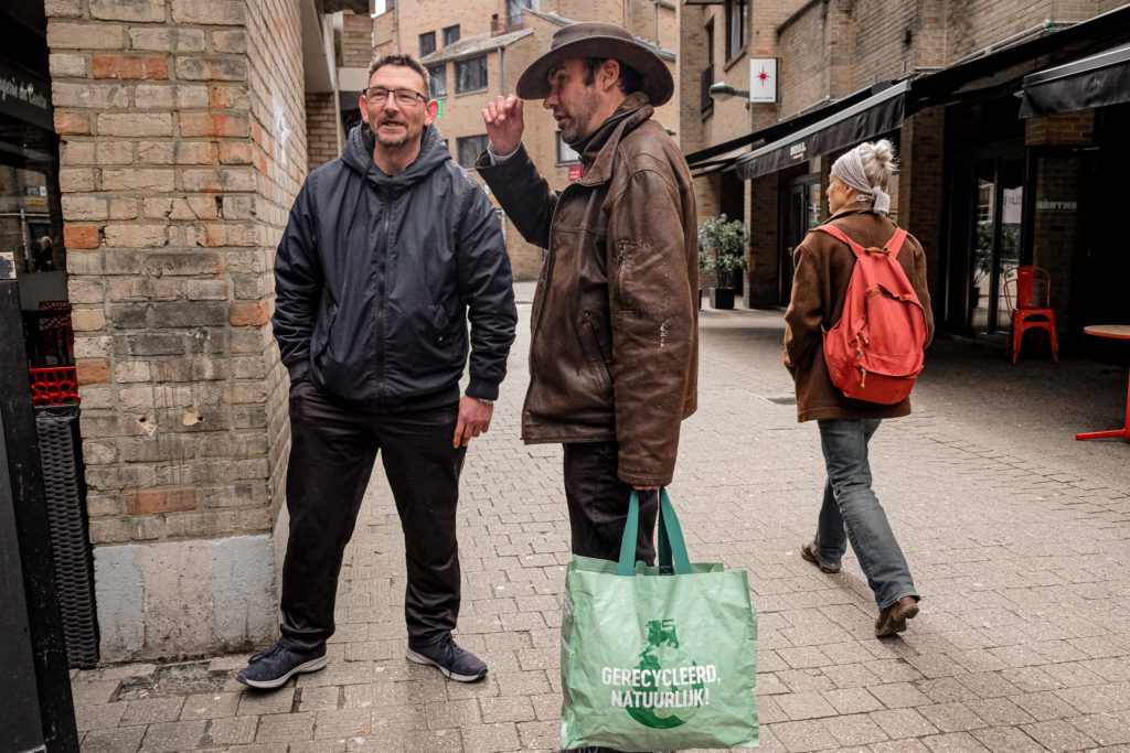 David fait la manche dans la rue de LLN