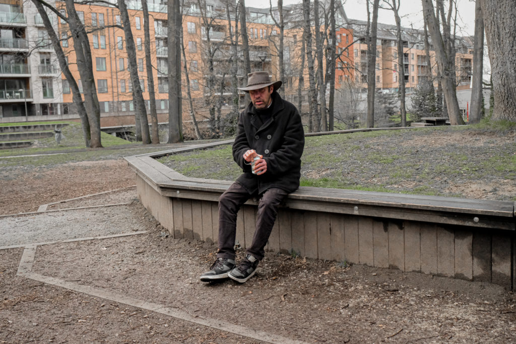 David boit sa bière au parc