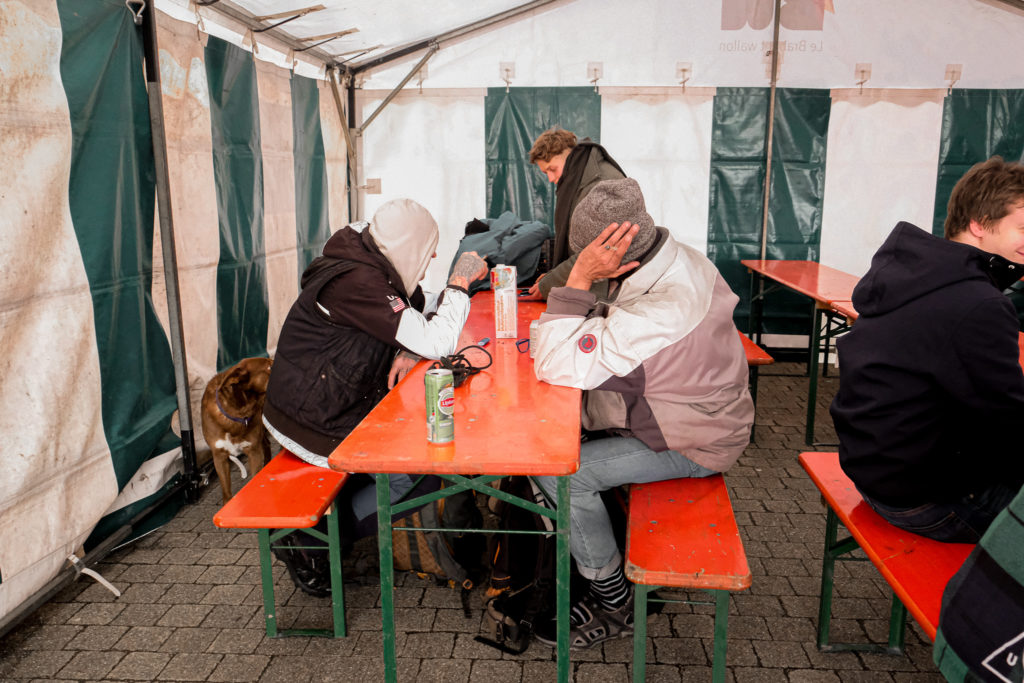 Sdf sous une tente à la Brassicole