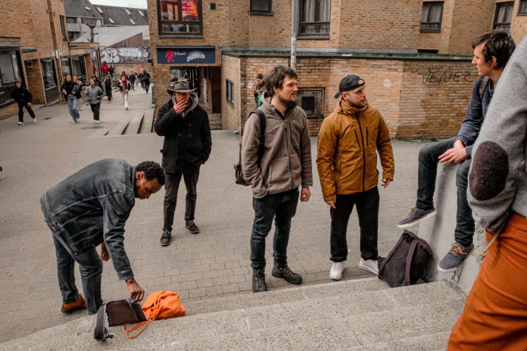 Ensemble de personnes de la rue se réunissant pour une journée "jeux de société"