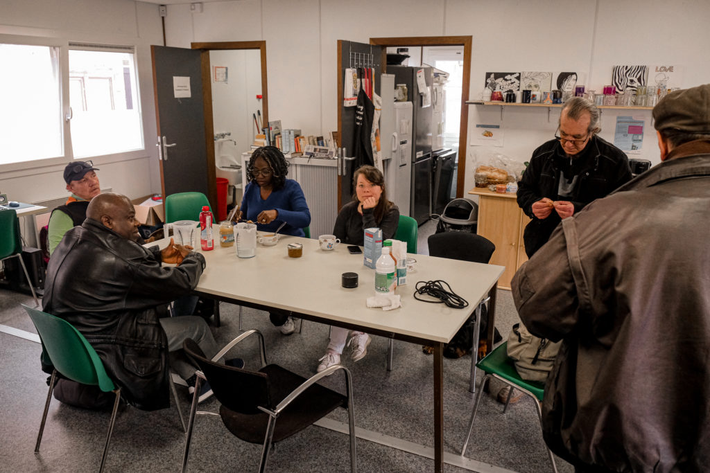 Personnes à table à l'intérieur de l'UTUC