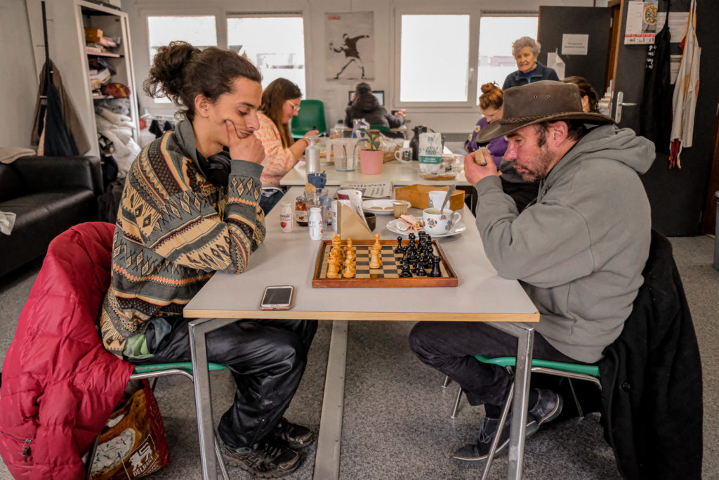 David et un autre membre jouent aux échecs sur le temps de midi