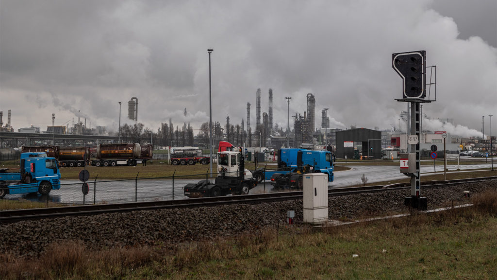 L'usine de pétrochimie appertenant BASF à Anvers se situe à la pointe nord du port. BASF est le plus gros groupe chimique du monde.