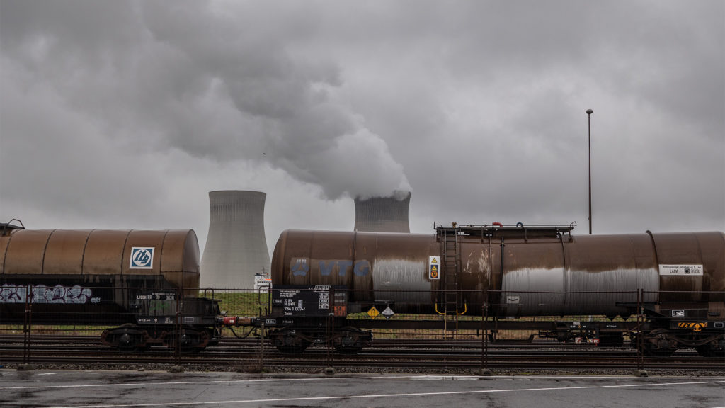 Les 2 tours de refroidissement de la centrale nucléaire de Doel se trouvent sur la rive opposée aux industries pétrochimiques du port d'Anvers. Le nucléaire est en passe d'être considéré comme une source d'énergie verte par la Commision européenne.