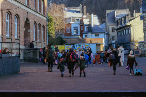 Iama et ses deux enfants dans la cour de l'école