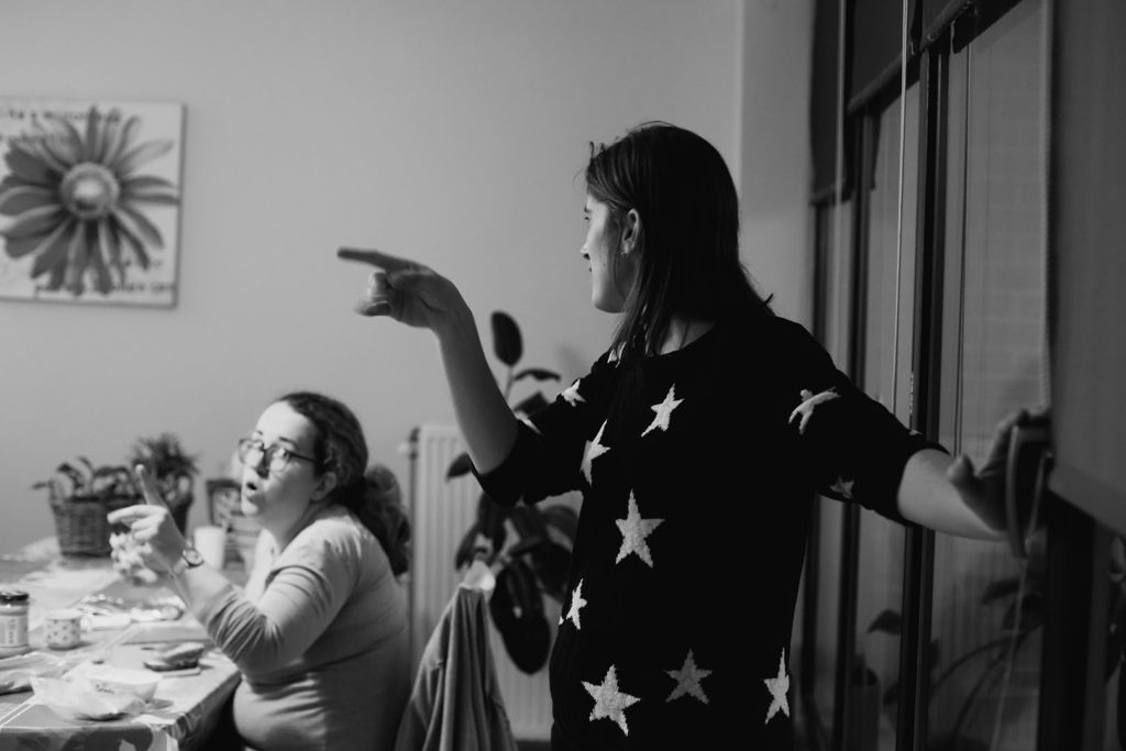 Marie et Chloé en plein débat.