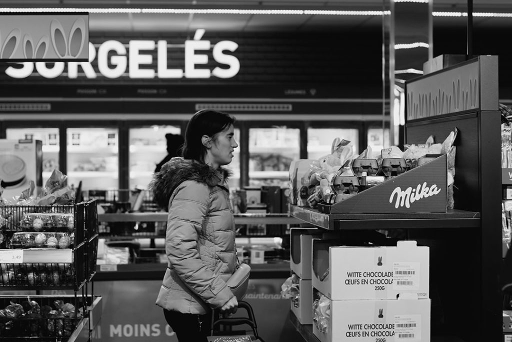 Chloé qui fait ses courses au supermarché.