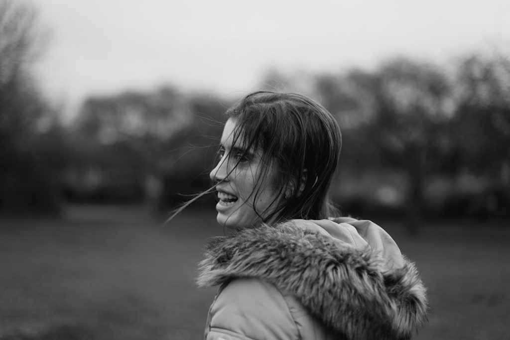 Chloé sourit, les cheveux au vent.