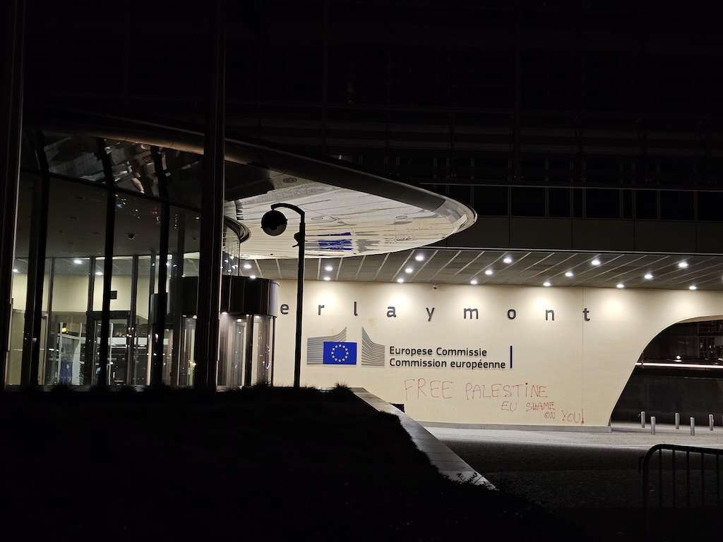 Bâtiment Berlaymont (Commission Européenne) tagué : "FREE PALESTINE, EU SHAME ON YOU"