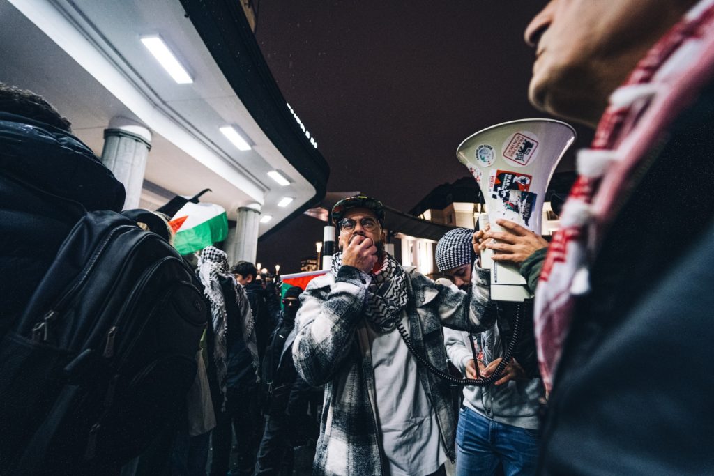 Shaker lance un slogan dans un mégaphone à Gare Centrale