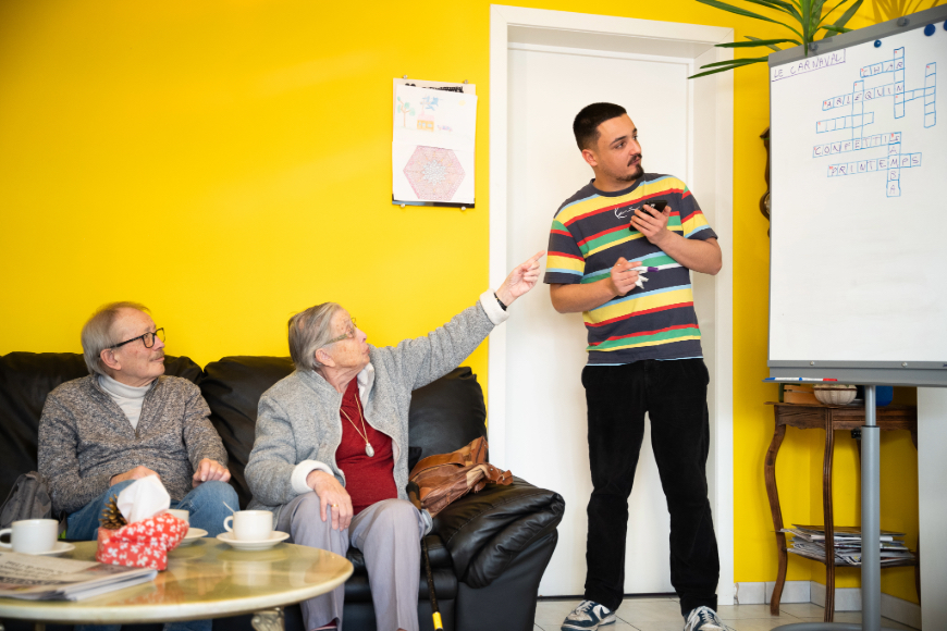 L’objectif des activités prévues par le centre, au-delà du divertissement, est de stimuler leur mémoire et de maintenir leur esprit actif. Chaque semaine, des enfants rendent visite au centre de jour.