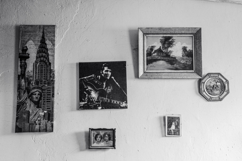 Mur de cadres, dans la maison de Beethoven et Kenzo.