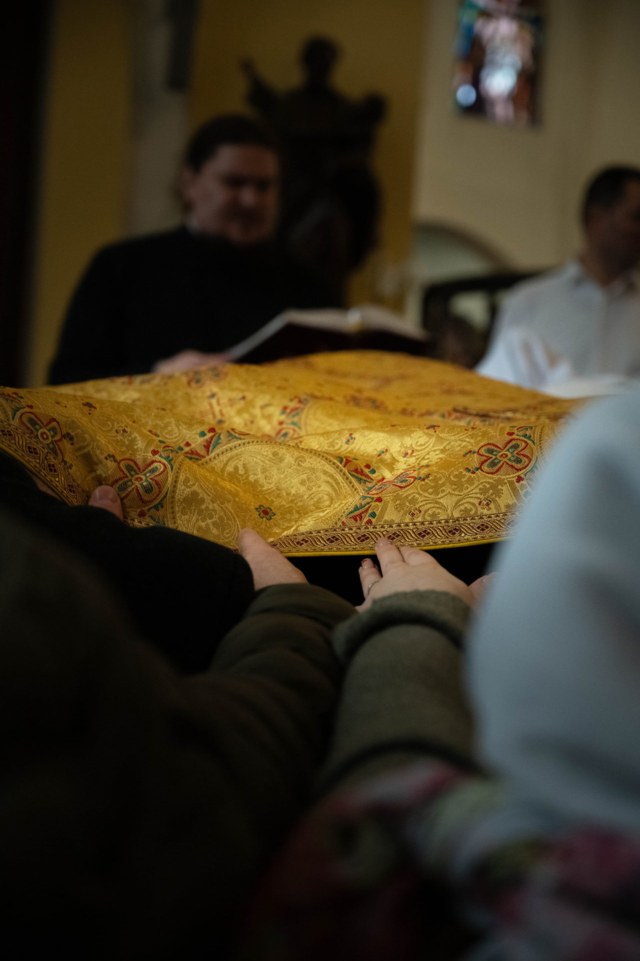 Worshippers reaching for the priest's Sticharion